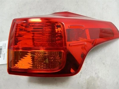 LUZ TRASERA MONTADA EN CUARTO TRASERO LADO PASAJERO TOYOTA RAV4 LIMITED 13-15  Foto 1 de 4