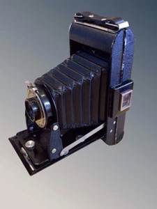 KODAK Six-20 Brownie Folding Bellows Camera With Original Box & Instructions - Picture 1 of 17