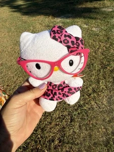 Ty Beanie Baby Hello Kitty 6" Peluche Rosa Leopardo Vestido Gafas Coleccionables Leer - Imagen 1 de 7