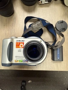Sony Mavica MVC-CD200 2,1 megapixel fotocamera digitale - argento con batteria NON TESTATA LEGGI - Foto 1 di 8