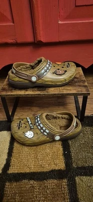 Zuecos forrados de forro polar de invierno Crocs Kids 3 Womens 5 Star Wars Chewbacca 6 Jibbitz Foto 1 de 4