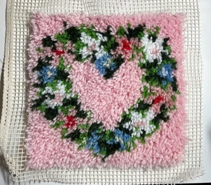 Alfombra de gancho de pestillo rosa floral corazón lona hágalo usted mismo arte de pared Cottagecore - Imagen 1 de 3