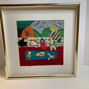80er 90er 3D Textil Wandbehang Pool Familie Schwimmen handgenäht 14 3/4" - Bild 1 von 10