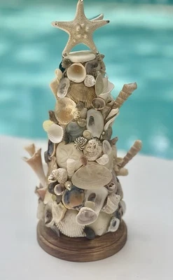 Árvore de Natal concha 10 pol. Cada árvore é uma peça única e deslumbrante. - Imagem 1 de 4