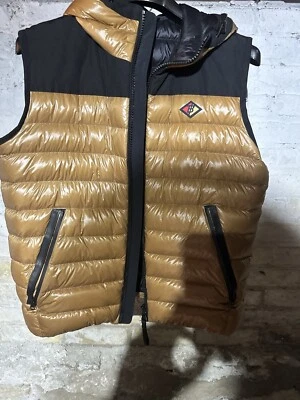 Chaleco acolchado con capucha Burberry para hombre negro/tostado  Foto 1 de 2