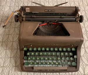 Royal Quiet De Luxe Manual Portable Typewriter 1950’S Vintage - Picture 1 of 12
