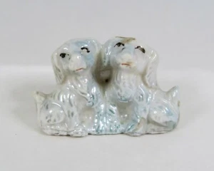 Estatuilla de porcelana Two Spaniels vintage Japón lustre blanco y azul perros - Imagen 1 de 5