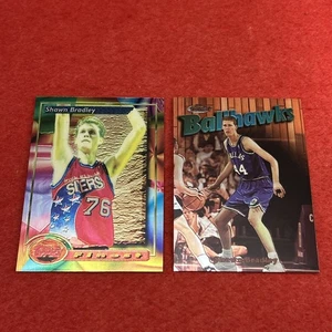 Shawn Bradley - 1993-94 Topps Finest (RC) #220 & 1997-98 Topps Finest #11 - Foto 1 di 13
