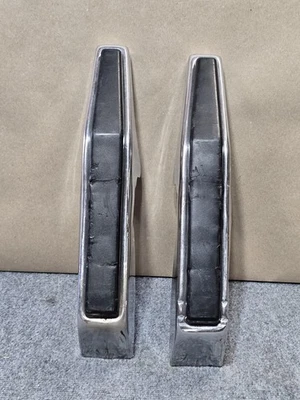 81 87 CHEVY GMC TRUCK BLAZER JIMMY  FRONT BUMPER GUARDS PAIR ORIGINAL OEM PARTS Foto 1 de 4