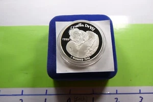 CRUELLA DEVIL 101 DALMATIANS DISNEY 1999 VILLAINS RARE 999 SILVER COIN CASE 7CD2 - Picture 1 of 2