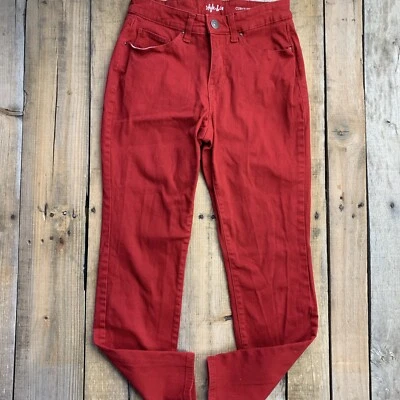 Pantalones de mezclilla rojos de pierna ajustada con curvas talla 2 de Style & Co Foto 1 de 4