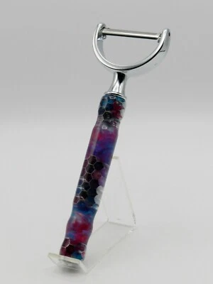 Pelador de cocina hecho a mano. Resina de alumilita púrpura/verde azulado con panal de aluminio #10 Foto 1 de 4