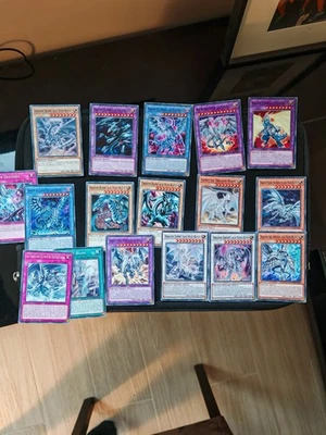 LOT DE CARTES DRAGON BLANC AUX YEUX BLEUS YU-GI-OH!  (17 cartes) - Photo 1/4