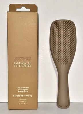 TANGLE TEEZER X SKIMS "ARCILLA RECTA A ONDULADA" EL CEPILLO DESENREDANTE DEFINITIVO Foto 1 de 4