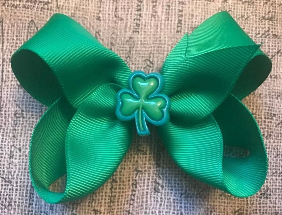 Moño de pelo de resina trébol verde o blanco del día de San Patricio 4" Foto 1 de 1