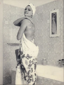 Claudia Cardinale ( salle de bain)-Circa 1960'-18 x 24 cm -photo N & B-cartoline - Imagen 1 de 1