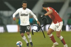 DERBY: FOTO DE ACCIÓN FIRMADA POR NATHAN BYRNE 6x4 + certificado de autenticidad - Imagen 1 de 1