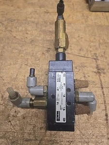 PARKER 410511000 DIRECTIONAL CONTROL VALVE 150 PSI 4 WAY 2 POSITION (1A7) - Picture 1 of 8