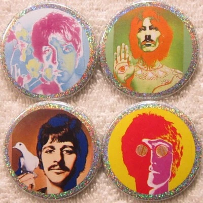 LOTE DE 4 BOTONES PIN psicodélicos de los Beatles George Harrison Paul McCartney John Lennon Foto 1 de 2