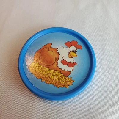 Fisher Price Barnyard Bingo 1994 pieza de repuesto gallo azul moneda juego ficha Foto 1 de 2