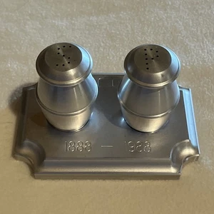 Alcoa Aluminium Salz & Pfefferstreuer USA Massena NY 1888 - 1988 SELTEN Sammlerstück - Bild 1 von 9