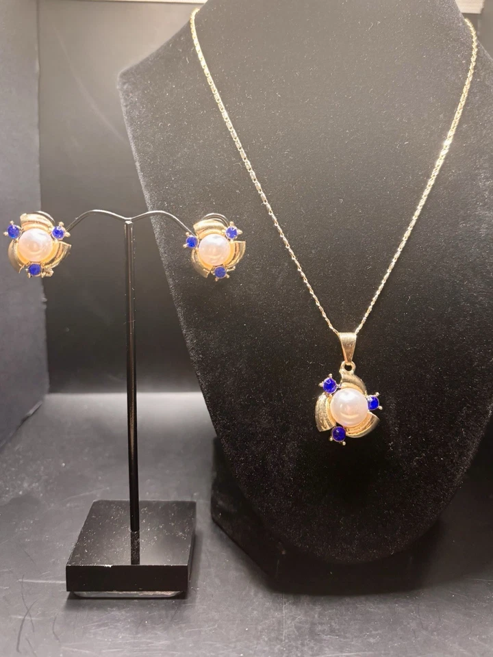 Conjunto folheado a ouro da mais alta qualidade. Brincos de pérola cravejados, azul Cz. Colar pingente - Imagem 1 de 4