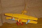 einfaches, gelbes Blechflugzeug, schönes Zubehör für Teddys und Puppen