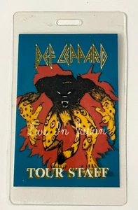 DEF LEPPARD - 1983 Live In Japan laminierter "TOUR STAFF" PASS, ALT & NEU - Bild 1 von 3
