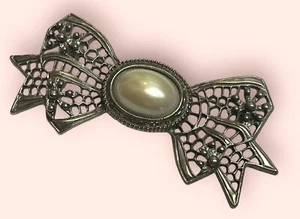 Vintage 1928 viktorianischer Stil filigrane Schleife feminine Kokette Kunstperlen Brosche - Bild 1 von 5