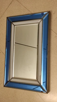 SPECCHIO DA PARETE IN CRISTALLO MOLATO BLU E OPALINO. ANNI 60. - Immagine 1 di 4