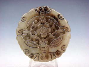 Antiguo colgante tallado en piedra de jade de nefrita mariposa y flor #05102409 - Imagen 1 de 6