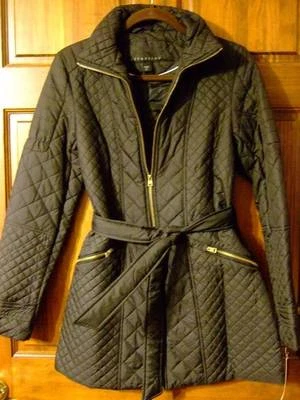 NUEVO CON ETIQUETAS ~ ATENCIÓN Abrigo Acolchado Negro Cremallera Dorada Cinturón Corbata 2 Bolsillos con Cremallera Para Mujer S Foto 1 de 3