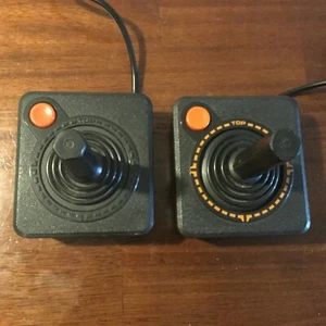 2 ATARI JOYSTICK CONTROLLERS FOR ATARI 2600 Controllers Untested - Imagen 1 de 4
