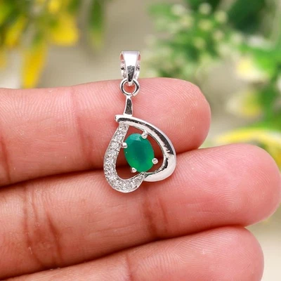 Colgante en forma de corazón de ónix verde | Gemas facetadas de corte ovalado en plata de ley Foto 1 de 4