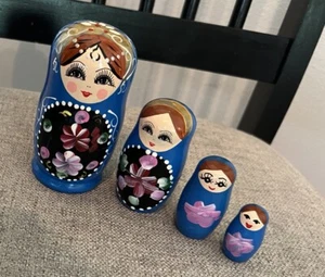 Set 4 bambole russe nido in legno dipinte a mano luminose vintage 4" - Foto 1 di 6