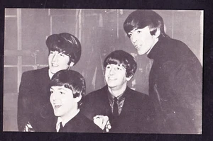 Tarjeta de exposición The Beatles 1964 en blanco y negro buen estado - Imagen 1 de 2