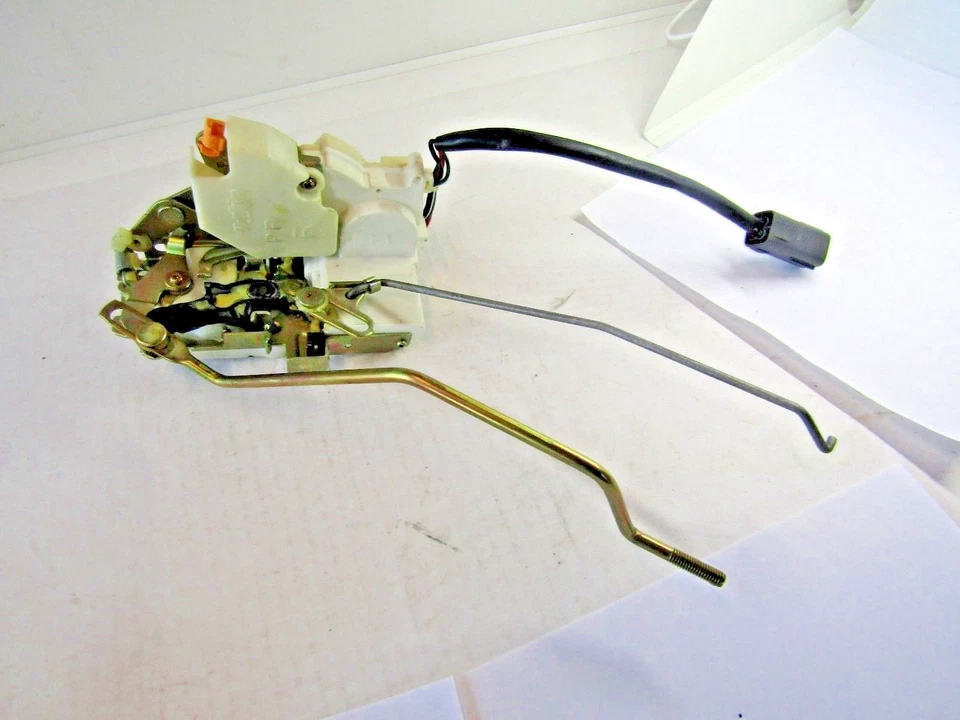  MAZDA 626 CERRADURA PUERTA ACTUADOR PESTILLO DELANTERO DERECHO NUEVO Foto 1 de 4