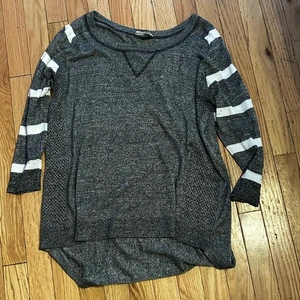 Camisa Altar'd State Gris Manga Alta Baja 3/4 Calce Relajado Talla Mediana - Imagen 1 de 2