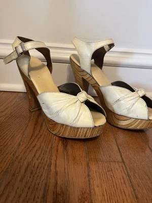 Vintage 1970s Cream Leather Wood Heel Pump. Size 8. - Image 1 of 4