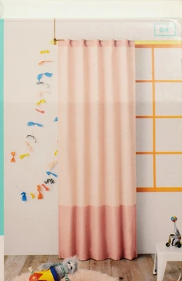 Panel de cortina de ventana opaca para niños Pillowfort 42" W x 84" L rosa* Foto 1 de 4