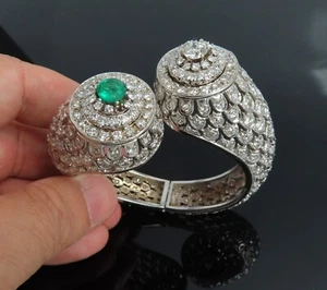 Brazalete con bisagras vintage de oro blanco 18 quilates diamante de 20,0 quilates y esmeralda de 1,50 quilates - Imagen 1 de 12
