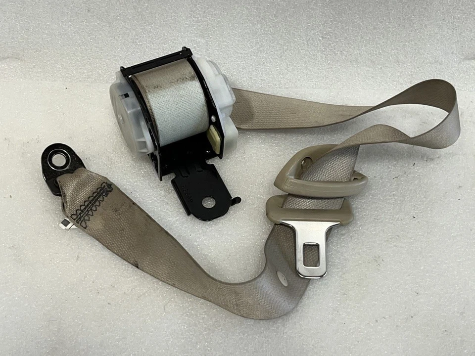 2001 2002 2003 2004 2005 LEXUS GS300 GS430 CINTURÓN DE SEGURIDAD TRASERO CENTRAL MARFIL LE02 Foto 1 de 4