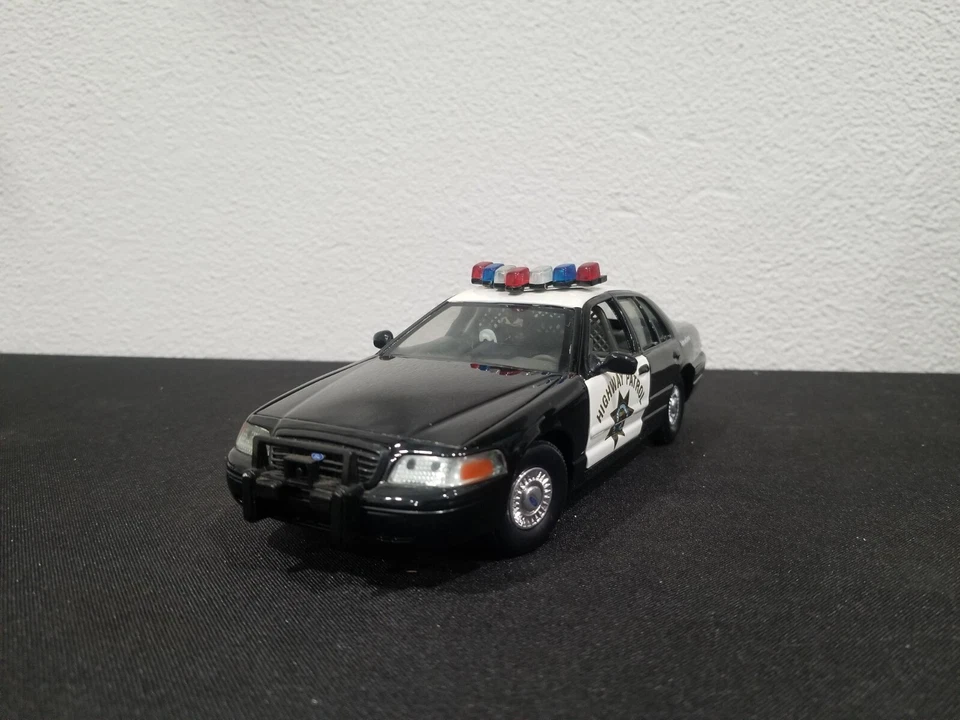 CLASSIC METAL WORKS CALIFORNIA HIGHWAY PATROL 1999 FORD POLICE INTERCEPTOR 1/24 - Image 1 of 4