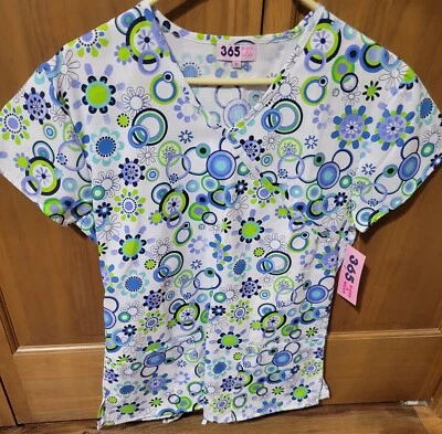 NUEVO CON ETIQUETAS - TOP EXFOLIANTE MARCA 365 WORK & WEAR CON ESTAMPADO AZUL Y VERDE LIMA - TALLA: X-PEQUEÑO Foto 1 de 4