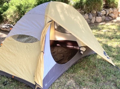 REI MEDIA CÚPULA ll -TIENDA LIGERA 2 HOMBRES 3 ESTACIONES - HUELLA - MOSCA DE LLUVIA - 6 LB 8 OZ Foto 1 de 4