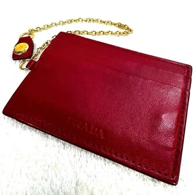 Prada Cuero Rojo Portatarjetas Estuche para Tarjetas Portatarjetas Billetera para Tarjetas con Cadena a Presión Foto 1 de 4
