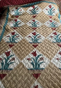Handgefertigter Tulpenkorb Patchwork Quilt - 83" × 120" - Bild 1 von 7