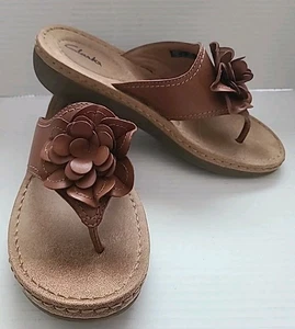 Clark's Leather Trista Pine Flower Daisy Thong Sandals 9.5M Slip-on Cushioned - Picture 1 of 12
