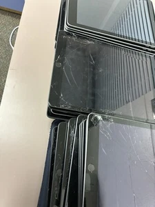 10 iPad 5th generation - Cracked Screen - Minor To Major. Can Use For Parts/fix - Afbeelding 1 van 1