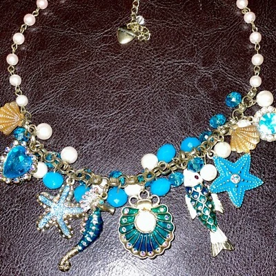 Collar llamativo vintage Betsey Johnson Seahorse/Sealife dijes imitación perlas Foto 1 de 4